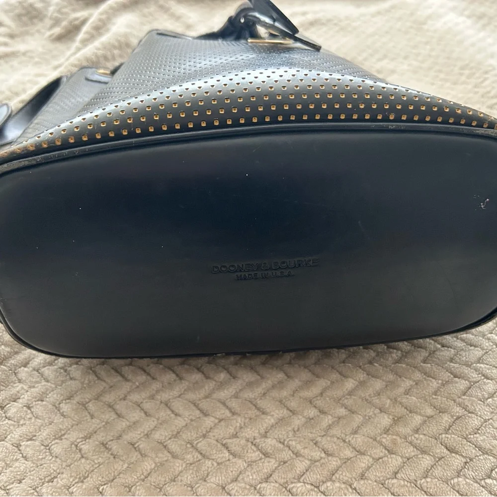 Black and Gold Bucket Bag - Picture 6 of 8